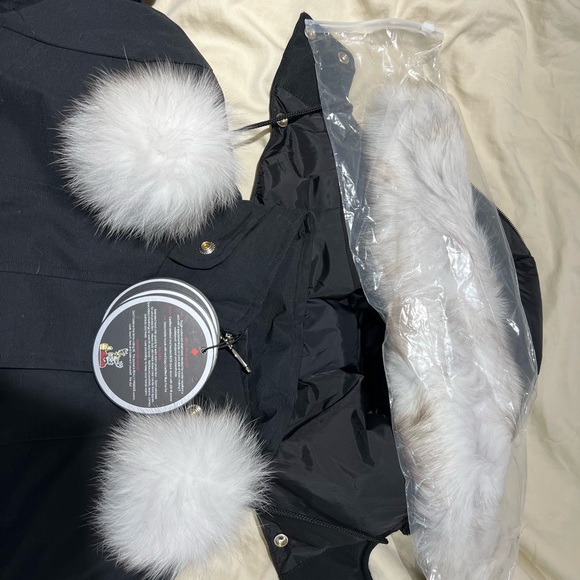 Brand New Moose Knuckle Debbie Bomber Fur Women (M) Winter Jacket. Never worn. - Picture 3 of 8